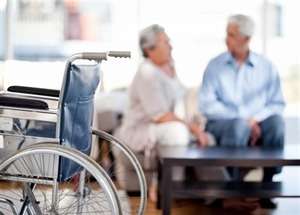 טיפול בקשישים כחלק מהסיוע לזקוקים להשגחה צמודה. elderlycareincompasion